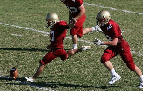 爱游戏体育-综合格斗赛场焦点！荷兰队对阵西班牙队，意外判罚引发热议，比赛氛围紧张